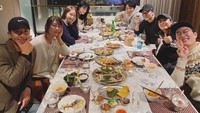 YoonA juga seringkali menghabiskan waktu bersama teman-temannya. Seperti yang diunggah pada akun Instagram pribadi miliknya, YoonA membagikan kebersamaannya saat makan malam bersama rekan lawan main pada drama yang ia bintangi. Foto: Instagram/yoona__lim