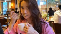 YoonA juga seringkali mengunjungi kafe untuk sekadar menikmati sore setelah aktivitas yang telah ia kerjakan seharian penuh. Secangkir minuman hangat dan hidangan manis menjadi pilihan YoonA untuk menutup hari yang cukup melelahkan. Foto: Instagram/yoona__lim