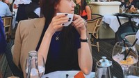 Saat pergi mengunjungi benua Eropa, YoonA juga tidak lupa untuk mengunjungi kafe-kafe di sana. Tea time di sore hari menjadi pilihan YoonA sambil menikmati suasana kota dan matahari terbenam. Foto: Instagram/yoona__lim