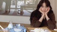 Selain gemar kulineran dan menghabiskan waktu di kafe, YoonA ternyata juga senang memasak. Ia bahkan bisa membuat roti-rotian secara manual dengan tangannya sendiri. Foto: Instagram/yoona__lim