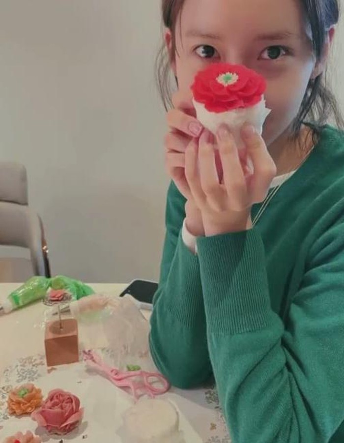 10 Pose Kece YoonA SNSD yang Awet Muda Saat Nongkrong di Kafe