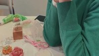 YoonA ternyata juga pandai menghias kue. Ini terlihat pada salah satu unggahan YoonA yang sedang menghias kue beras dengan dekorasi bunga yang mekar di atasnya. Foto: Instagram/yoona__lim