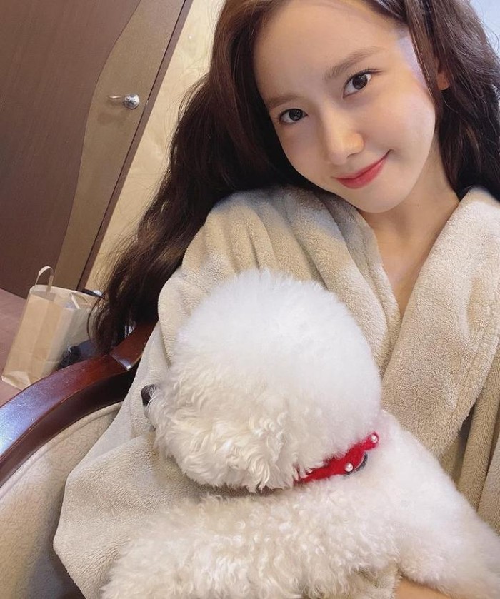 Galeri YoonA 10 Pose Kece YoonA SNSD yang Awet Muda Saat Nongkrong di Kafe