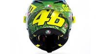 Pada bagian belakang, terdapat gambar padang rumput dan menara kota tempat sirkuit itu berada, Scarperia. Tak ketinggalan juga terpampang nomor besar kebanggaan 46 Rossi. Foto: MotoGP
