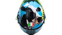 Corak helm AGV Pista RR terbilang unik untuk melakoni balapan di Mugello. Dikutip dari Motosan.es, Minggu (30/5/2021) Rossi dan Drudi membuat desain yang menampilkan Sapi perah di atas helmnya. Foto: MotoGP