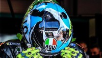 Seperti tradisi biasanya, helm khusus Valentino Rossi selalu memiliki corak khusus. Kali ini desainnya terinspirasi dari Sapi. Desainernya ialah Aldo Drudi, yang pada MotoGP yang digelar di Misano musim lalu terinspirasi dari pil biru. Foto: Instagram @valeyellow46