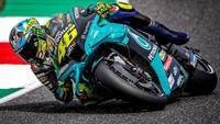 Helm khusus Rossi ini sudah digunakan sejak latihan bebas 3 (FP3). The Doctor sudah memperkenalkannya di garasi Petronas Yamaha SRT. Helm tersebut bakal terus digunakan oleh The Doctor pada race MotoGP Italia 2021. Foto: Instagram @valeyellow46