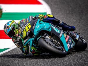 Selamat! Valentino Rossi Akhirnya Finis 10 Besar Musim Ini