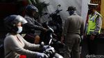 Hindari Razia Masker, Pemotor Hampir Tabrak Polisi