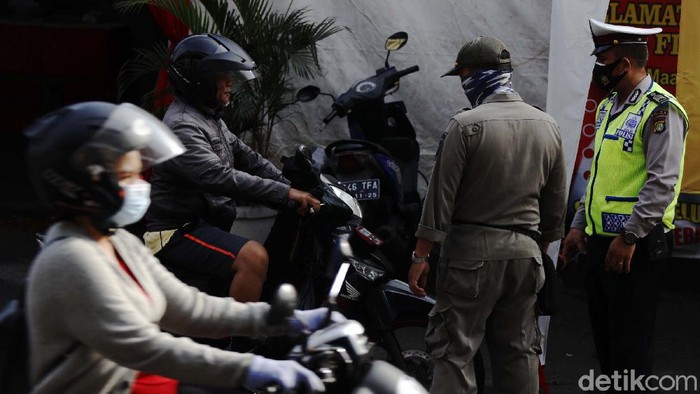 Hindari Razia Masker, Pemotor Hampir Tabrak Polisi Razia masker digelar di Jalan Kalimalang Raya, Minggu (30/05/2021). Untuk menghindari razia, seorang pemotor yang tidak bermasker hampir menabrak polisi.