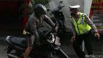 Hindari Razia Masker, Pemotor Hampir Tabrak Polisi