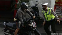 Namun, saat diberhentikan pengendara motor tersebut menolak menepikan kendaraan.