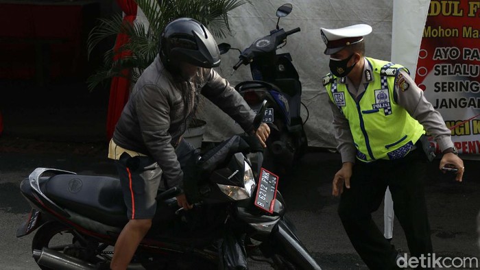 Hindari Razia Masker Pemotor Hampir Tabrak Polisi 2953