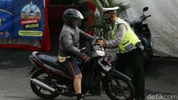 Ia memacu gas sepeda motor yang secara otomatis mendorong petugas yang mencoba menghentikannya.