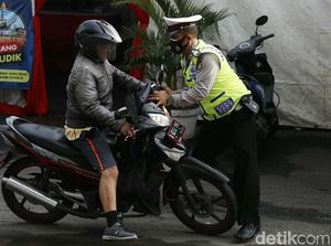 Hindari Razia Masker, Pemotor Hampir Tabrak Polisi