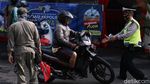 Hindari Razia Masker, Pemotor Hampir Tabrak Polisi