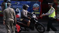 Beberapa personel spontan menghampiri dan menahan laju sepeda motor. Bahkan, salah satu petugas kepolisian bereaksi mencabut kontak kendaraannya.