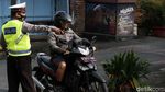 Hindari Razia Masker, Pemotor Hampir Tabrak Polisi