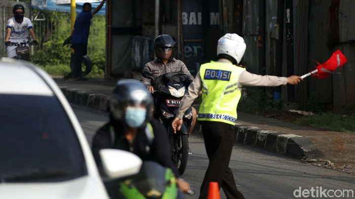 Hindari Razia Masker, Pemotor Hampir Tabrak Polisi Razia masker digelar di Jalan Kalimalang Raya, Minggu (30/05/2021). Untuk menghindari razia, seorang pemotor yang tidak bermasker hampir menabrak polisi.