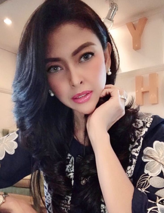 Tubuhnya pun tetap ramping dan fit meskipun sudah memiliki enam anak. Foto: Instagram/@ms.indirasoediro