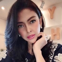 Tubuhnya pun tetap ramping dan fit meskipun sudah memiliki enam anak. Foto: Instagram/@ms.indirasoediro