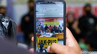 Wakapolres Jakarta Pusat AKBP Setyo Koes Heriyanto mengatakan, modus AA membunuh IW untuk menguasai harta korban demi judi online. AA sudah melakukan judi online sejak tahun 2019.