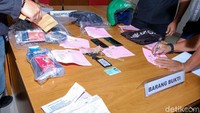 Polisi mengamankan barang bukti berupa e-KTP AA, kartu identitas pekerjaan AA, kondom, sejumlah unit HP, hingga uang tunai Rp 400 ribu.
