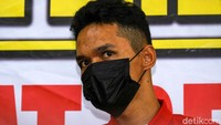 Aldi nampak mengenakan baju tahanan berwarna merah dan memakai masker warna hitam. Pelaku terlihat menunduk sepanjang konferensi pers berlangsung.