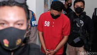 Usai membunuh IW pada hari Kamis (26/5), AA kabur dan ditangkap polisi 2 hari kemudian di rumahnya di kawasan Cijantung, Jakarta Timur.