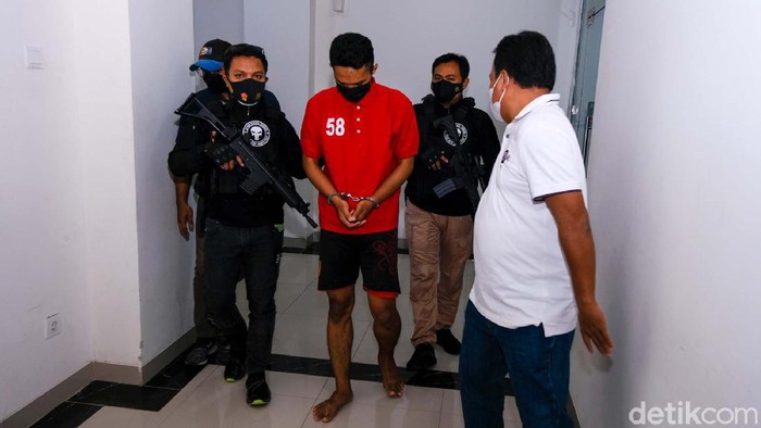 Ini Tampang Pembunuh Wanita di Hotel Menteng Polisi menangkap AA (22), pembunuh wanita berinisial IW (31) di sebuah kamar hotel di Menteng, Jakarta Pusat. Begini tampang pelaku pembunuhan saat dipamerkan polisi.