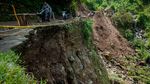 Jalan Penghubung Banten-Jawa Barat Longsor