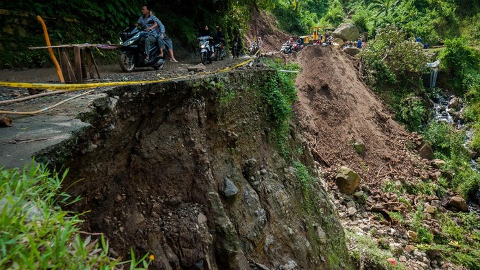 JALAN ANTAR PROVINSI DI LEBAK LONGSOR Sejumlah pengendara melintas di jalan yang longsor di Kecamatan Lebakgedong, Lebak, Banten, Minggu (30/5/2021). Badan Penanggulangan Bencana Daerah (BPBD) Kabupaten Lebak mengatakan akses jalan sepanjang 50 meter penghubung antar Provinsi Banten-Jawa Barat tersebut longsor akibat hujan dengan intensitas tinggi yang terjadi pada Sabtu (29/5/2021). ANTARA FOTO/Muhammad Bagus Khoirunas/wsj.