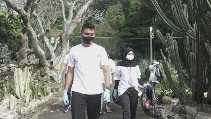 Kebun Raya Bogor dibersihkan dari sampah plastik
