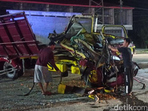 Kecelakaan bus vs truk di jalur Pantura, Demak, Minggu (30/5/2021).
