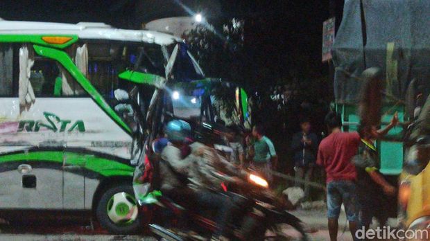 Kecelakaan bus vs truk di jalur Pantura, Demak, Minggu (30/5/2021).