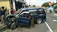 Truk menabrak mobil yang melaju dari arah yang sama, yakni mobil Isuzu Panther dengan nopol S 1243 OG yang dikemudikan Sarjono (49) warga Jombang. Tak cukup sampai di sini, truk kemudian menyasar 2 sepeda motor yang sedang parkir di bahu jalan yaitu Yamaha NMax bernopol S 3975 AQ yang dikendarai Suroto (43) asal Ngimbang dan motor Honda Revo nopol S 5339 JY yang dikendarai Sunyoto (53) warga Ngimbang.