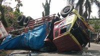 Kejadian ini bermula ketika truk tronton bermuatan semen dengan nopol BK 8131 CA yang dikemudikan Deva (20) berjalan dari utara ke selatan dengan kecepatan kurang lebih 100 km per jam. Ketika itu, truk diduga mengalami rem blong sehingga sopir tak mampu menguasai kendaraan saat berada di jalan turunan yang ada di TKP.