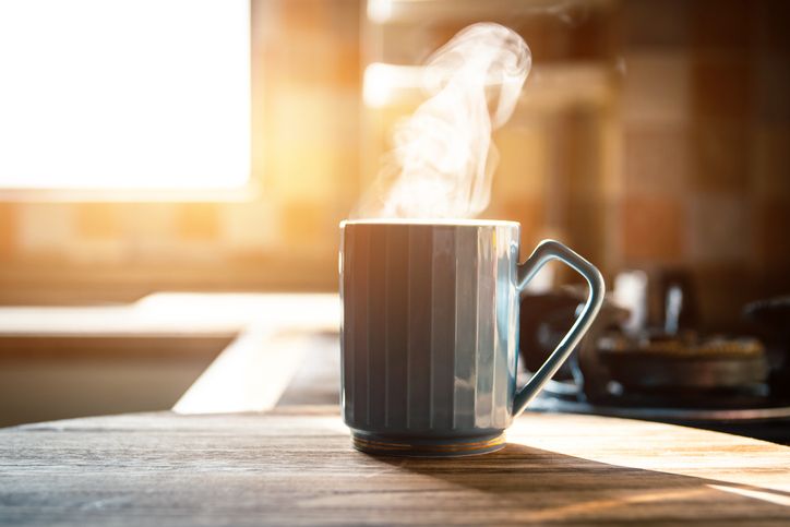 5 beneficios de beber café caliente frente a café frío