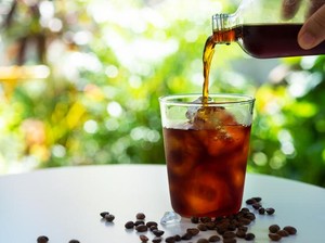 Lebih Sehat Minum Kopi Panas atau Dingin?