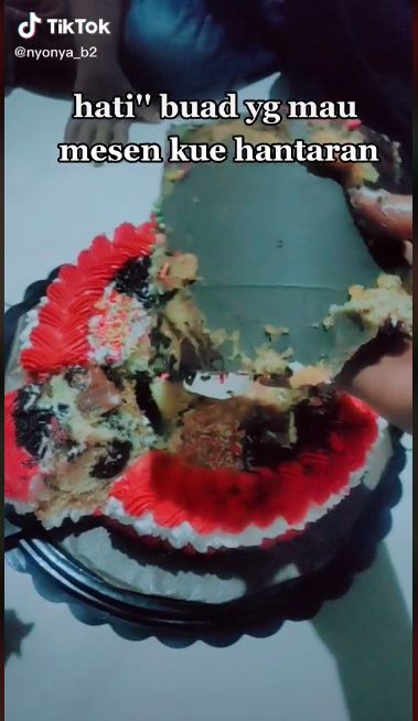 Kena Zonk! Beli Kue Cantik di Foto, Aslinya Ada Lapisan Kardusnya