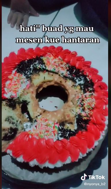 Kena Zonk! Beli Kue Cantik di Foto, Aslinya Ada Lapisan Kardusnya