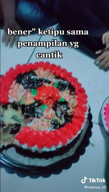 Kena Zonk! Beli Kue Cantik di Foto, Aslinya Ada Lapisan Kardusnya