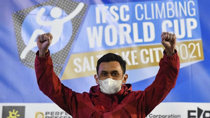 Mantap! Atlet Panjat Tebing RI Pecahkan Rekor Dunia First-place finisher Veddriq Leonard, center, of Indonesia, stands with second-place Kiromal Katiban, left, of Indonesia, and third-place Marcin Dzienski, of Poland after the men's speed climbing finals at the climbing World Cup on Friday, May 28, 2021, in Salt Lake City. (AP Photo/Alex Goodlett)