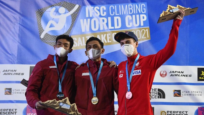 Mantap! Atlet Panjat Tebing RI Pecahkan Rekor Dunia First-place finisher Veddriq Leonard, center, of Indonesia, stands with second-place Kiromal Katiban, left, of Indonesia, and third-place Marcin Dzienski, of Poland after the men's speed climbing finals at the climbing World Cup on Friday, May 28, 2021, in Salt Lake City. (AP Photo/Alex Goodlett)