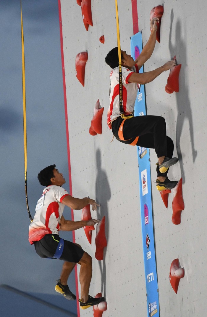 Mantap! Atlet Panjat Tebing RI Pecahkan Rekor Dunia First-place finisher Veddriq Leonard, center, of Indonesia, stands with second-place Kiromal Katiban, left, of Indonesia, and third-place Marcin Dzienski, of Poland after the men's speed climbing finals at the climbing World Cup on Friday, May 28, 2021, in Salt Lake City. (AP Photo/Alex Goodlett)