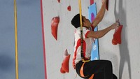 Dalam kejuaraan dunia tersebut, atlet Indonesia Veddriq Leonardo (kanan) berhasil menyabet medali emas sekaligus memecahkan rekor dunia saat mengungguli atlet Merah Putih lainnya, Kiromal Katibin (kiri), di nomor speed putra.