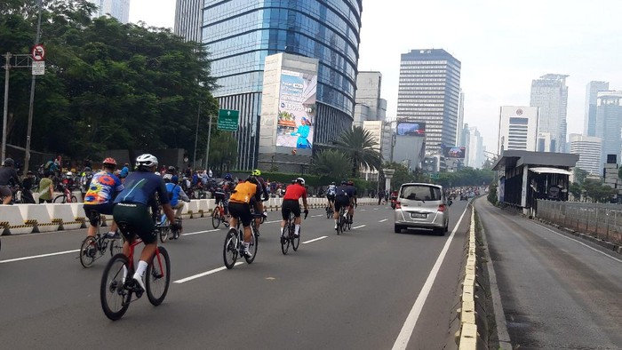 Masih ada pesepeda gowes di jalur kanan Sudirman-Thamrin, Minggu (30/5/2021).