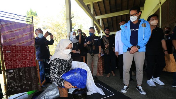Desa Tugu Selatan, Kabupaten Bogor dipilih karena memiliki banyak daya tarik bagi wisatawan lokal dan internasional. Selain itu Desa Tugu Selatan memiliki suvenir fashion berupa batik dengan motif khas komuditi dari perkebunan Gunung Mas Bogor. Desa Tugu Selatan, Kabupaten Bogor dipilih karena memiliki banyak daya tarik bagi wisatawan lokal dan internasional. Selain itu Desa Tugu Selatan memiliki suvenir fashion berupa batik dengan motif khas komuditi dari perkebunan Gunung Mas Bogor.