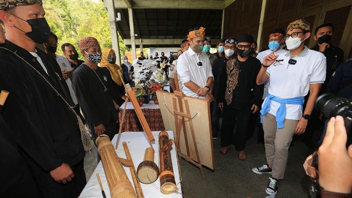 Menteri Pariwisata dan Ekinomi Kreatif Sandiaga Uno melakukan sosialisasi Anugerah Desa Wisata Indonesia 2021. Kegiatan ini untuk pengembangan kepariwisataan Indonesia.