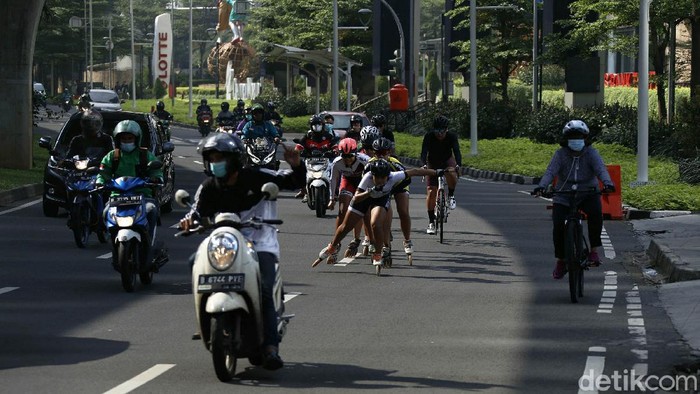 Menikmati Cuaca Jakarta yang Cerah Berawan BMKG memprediksi cuaca di Jakarta cerah berawan pagi hingga sore hari, Minggu (30/05/2021). Sejumlah warga menikmati cuaca ini sejak pagi.